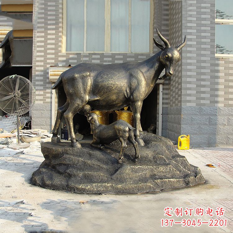 青海玻璃钢仿铜羔羊跪乳景观动物雕塑