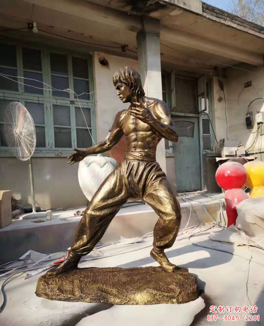 青海玻璃钢仿铜李小龙雕塑广场电影明星人物雕塑 (4)