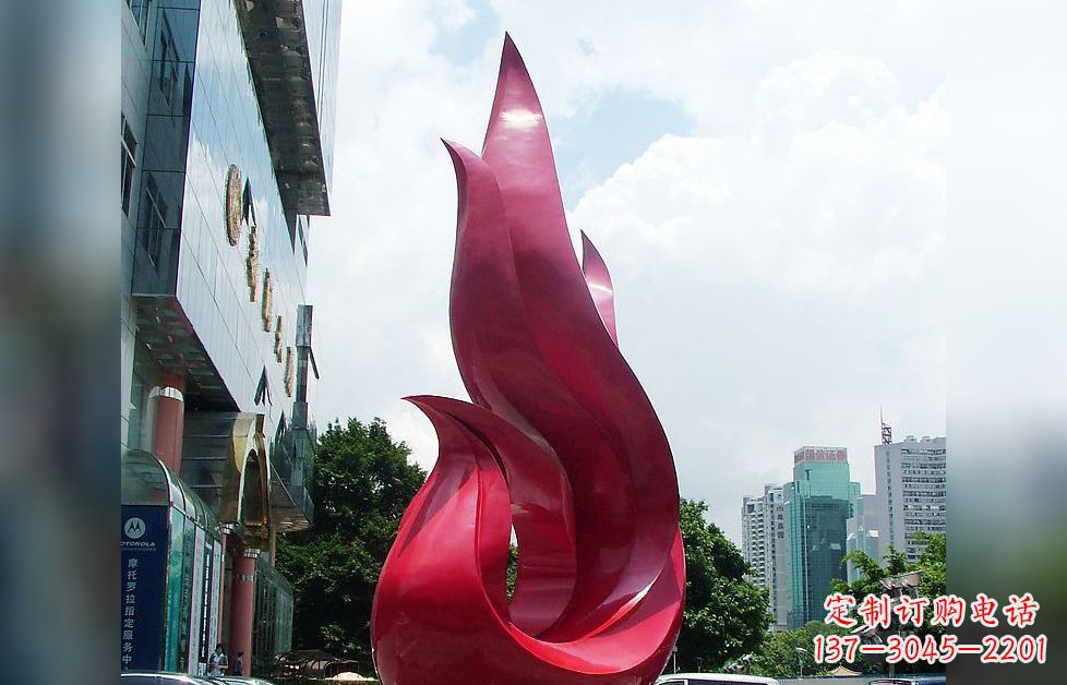 青海孔雀广场的不锈钢雕塑