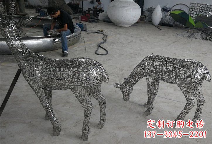 青海不锈钢动物镂空鹿雕塑精美的艺术品