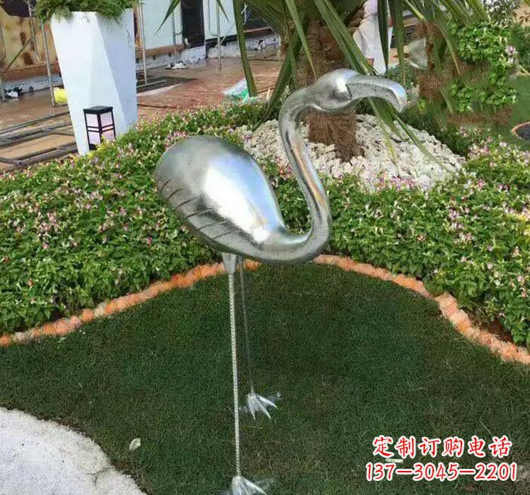 青海火烈鸟雕塑美丽而又充满力量