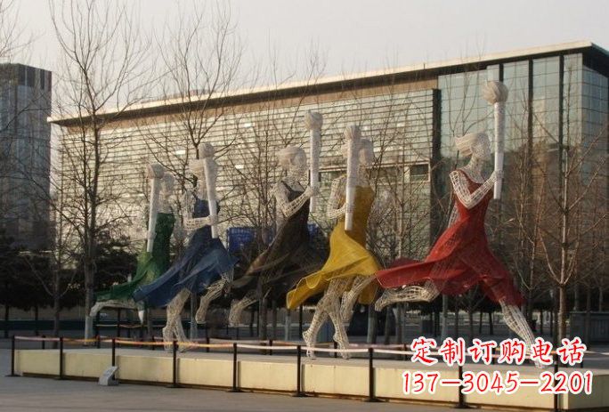青海不锈钢火炬手雕塑象征着永恒的精神