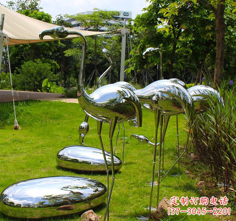 青海不锈钢镜面火烈鸟雕塑精美外形、多彩光泽