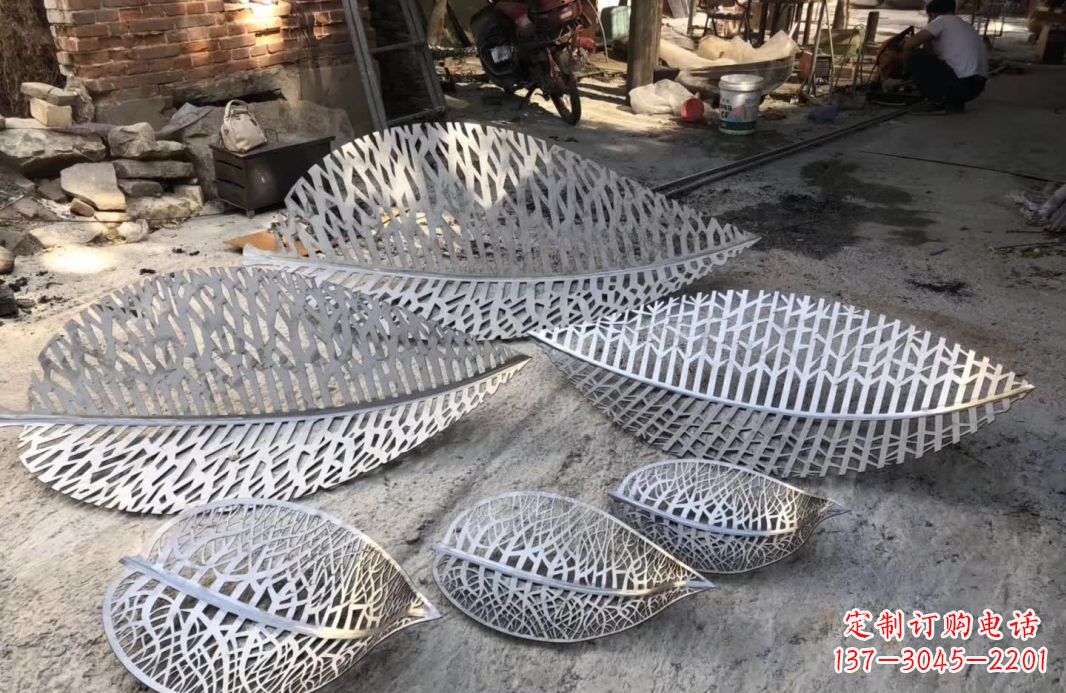 青海不锈钢树叶雕塑美丽的自然之美