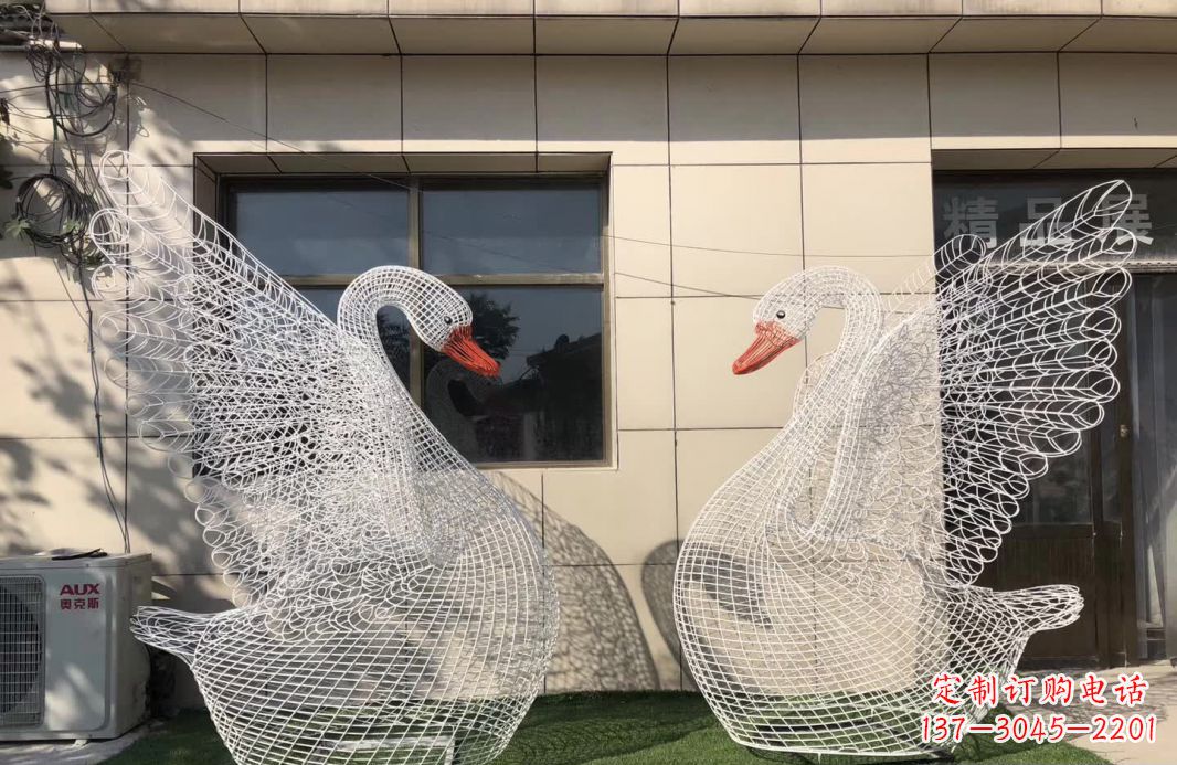 青海不锈钢镂空天鹅雕塑象征着美丽的永恒