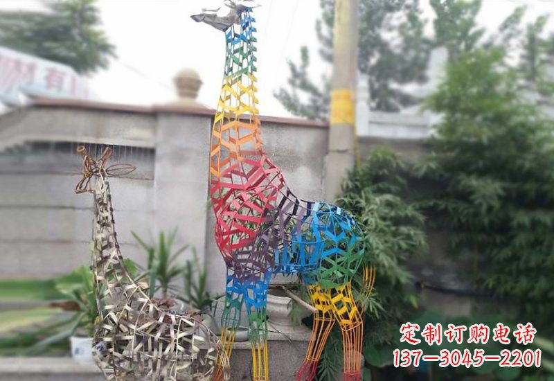 青海长颈鹿雕塑优雅而古典的艺术