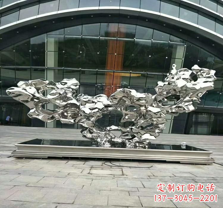 青海灵动的太湖石雕塑