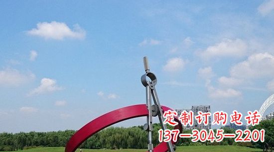 青海不锈钢圆规雕塑环绕着美景