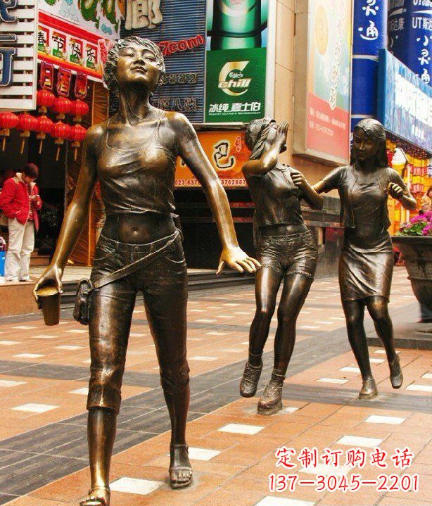 青海步行街逛街的女孩以铜雕的形式永久保存