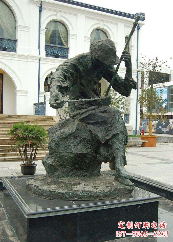 青海节奏轻快的二胡雕塑
