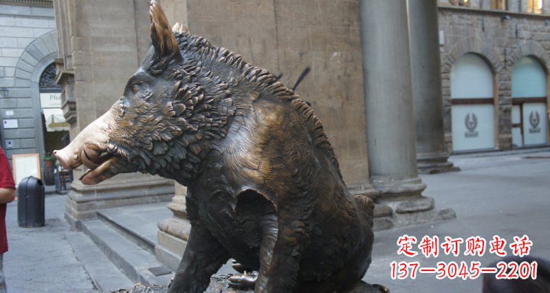 青海野猪雕塑给步行街带来美丽风景