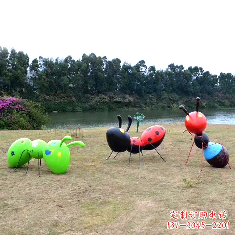 青海彩绘玻璃钢蚂蚁雕塑——精致又充满动感