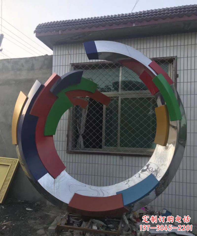 青海绚烂多彩的不锈钢圆环雕塑