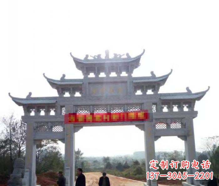 青海村庄三门石雕牌楼