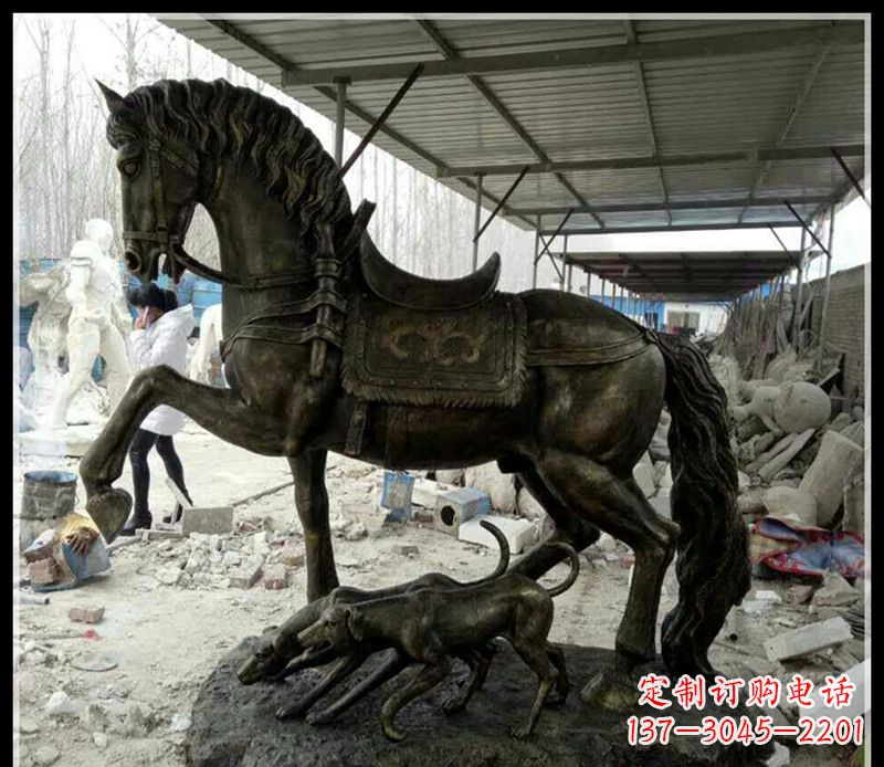 青海戴马鞍的马和狗铜雕