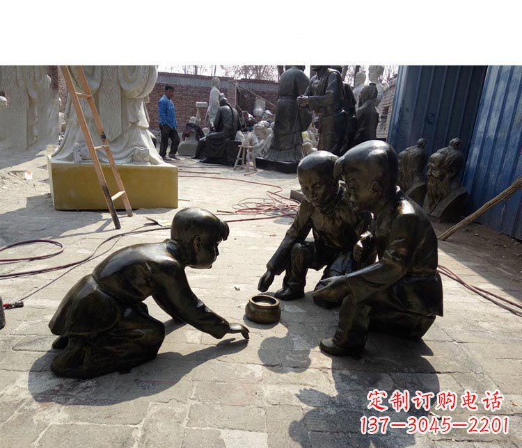 青海斗蛐蛐的儿童铜雕 