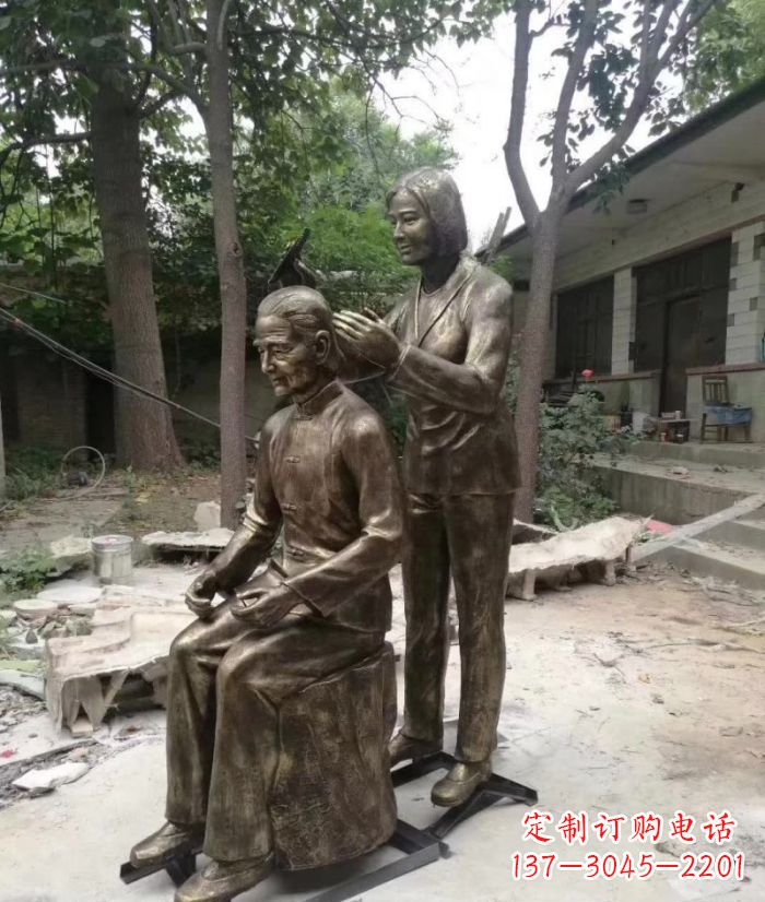 青海纪念母亲的传统铜雕梳头人物