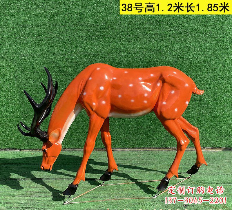 青海以玻璃钢精心制作的梅花鹿雕塑
