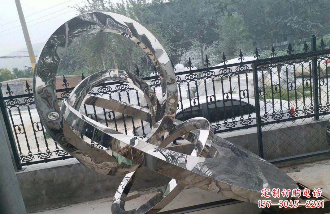 青海宁静湖畔,圆环景观雕塑助公园璀璨