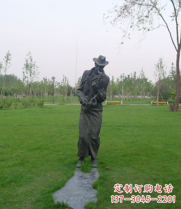 青海公园吹萨克斯人物铜雕