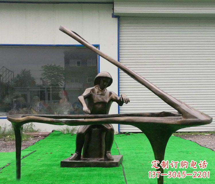 青海公园弹钢琴的抽象人物小品铜雕