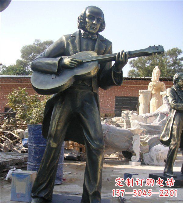 青海公园弹吉他的西方男人人物铜雕