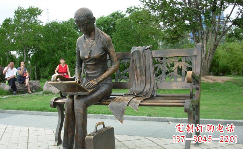 青海公园看电脑的女孩人物铜雕