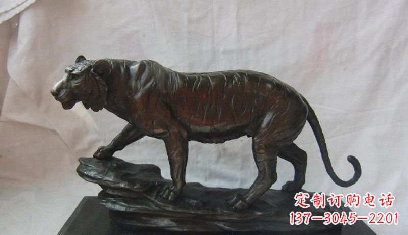 青海公园老虎动物铜雕 (5)