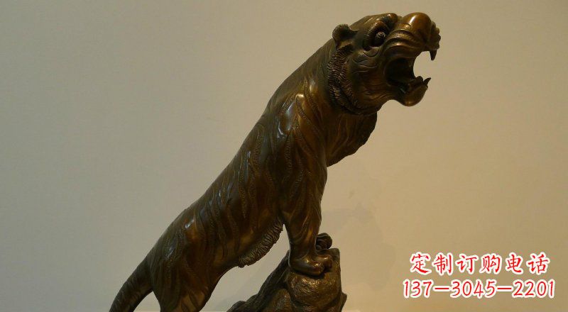 青海公园老虎上山动物铜雕