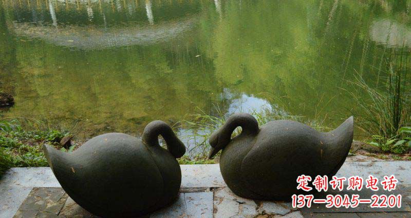 青海高雅优美的天鹅铜雕