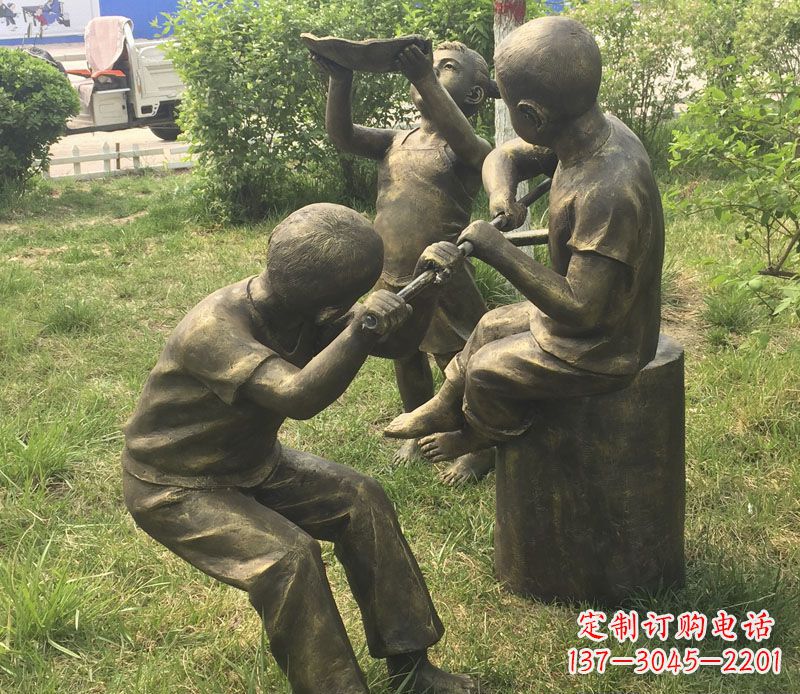 青海公园玩水的儿童铜雕