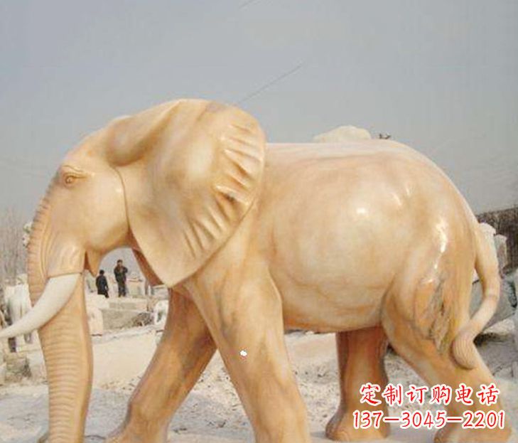 青海公园晚霞红大象雕塑