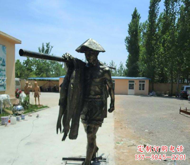青海传承古老文化的渔民雕塑
