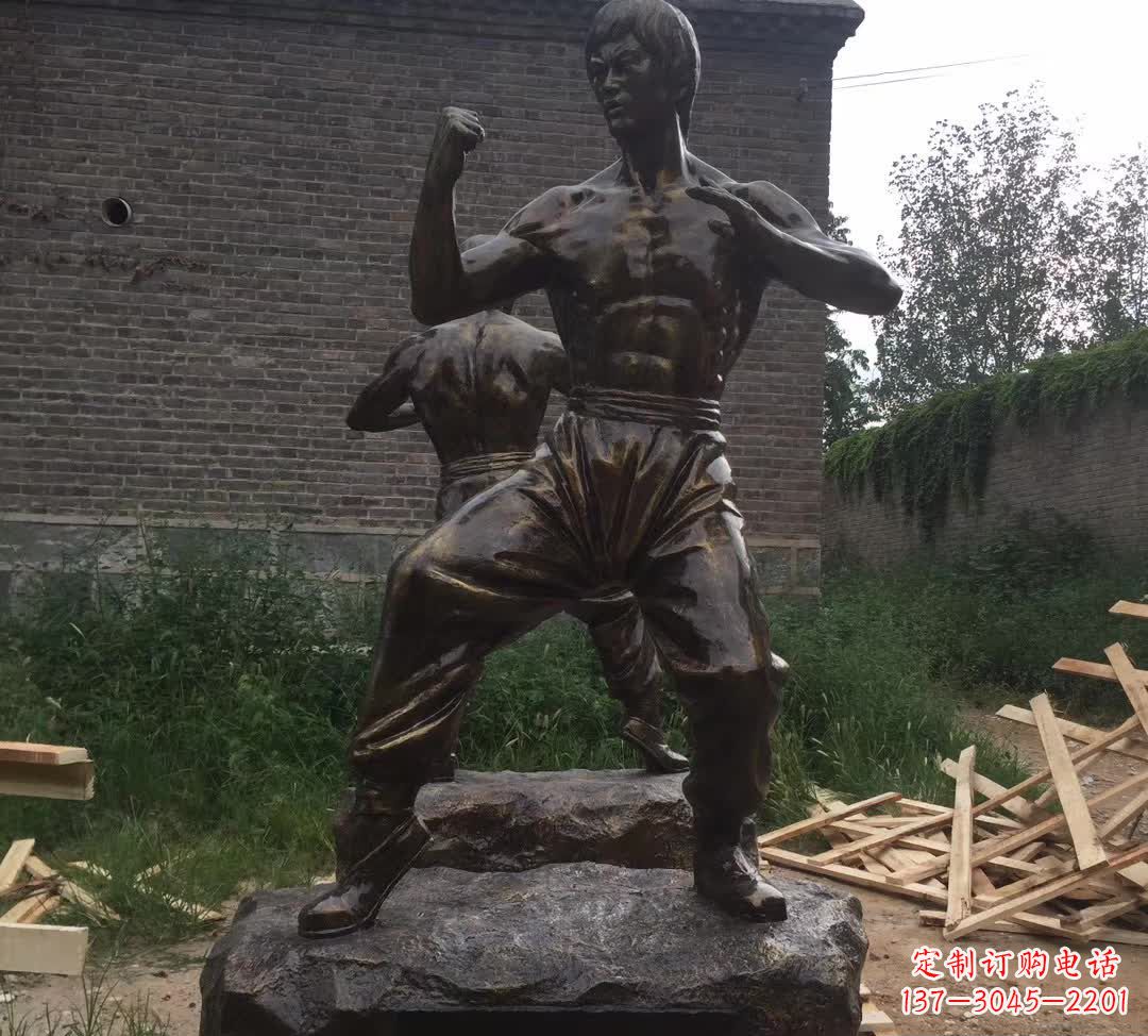 青海令人叹为观止的李小龙铜雕