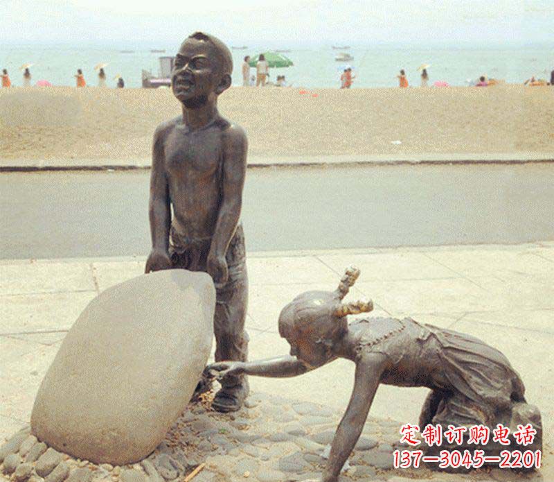 青海海边抬石头的小孩铜雕