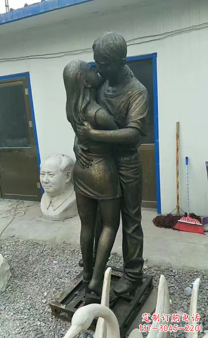 青海无尽浪漫,情侣雕塑表达爱意