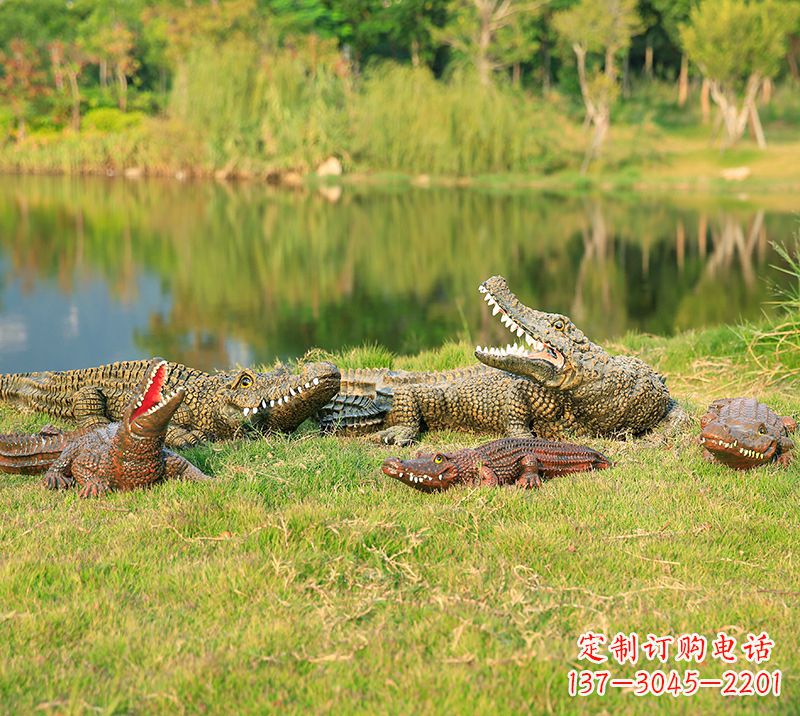 青海树脂鳄鱼仿真动物雕塑，公园水池草丛动物摆件