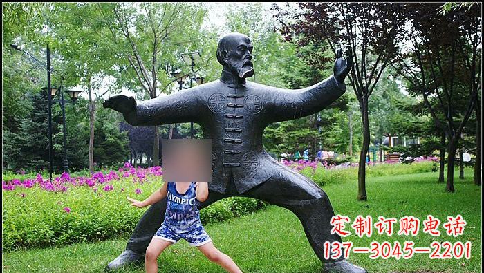 青海铜雕打太极拳的老人