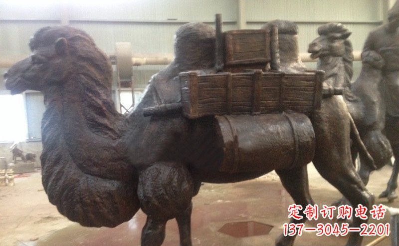 青海驮着东西的骆驼公园动物铜雕