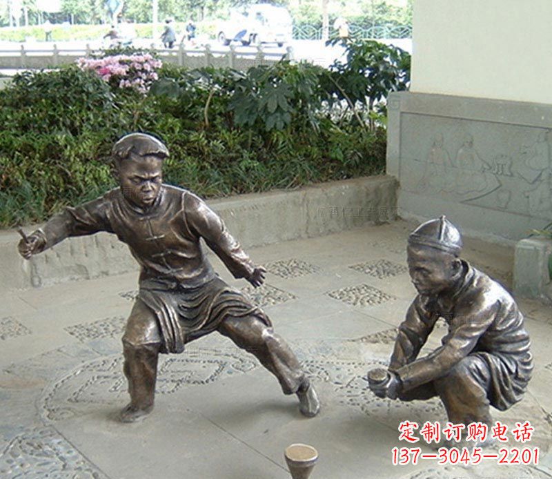 青海玩陀螺的古代儿童铜雕