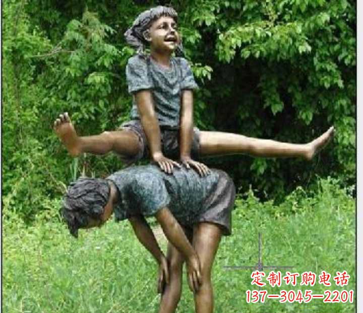 青海玩跳山羊的儿童铜雕