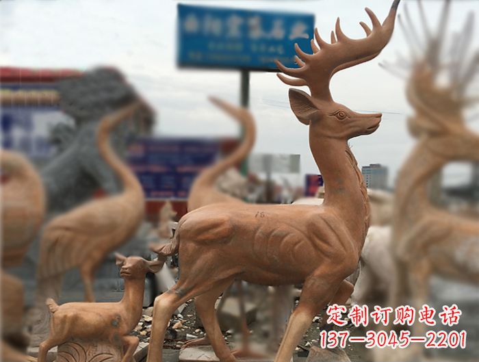 青海晚霞红动物驯鹿公园石雕