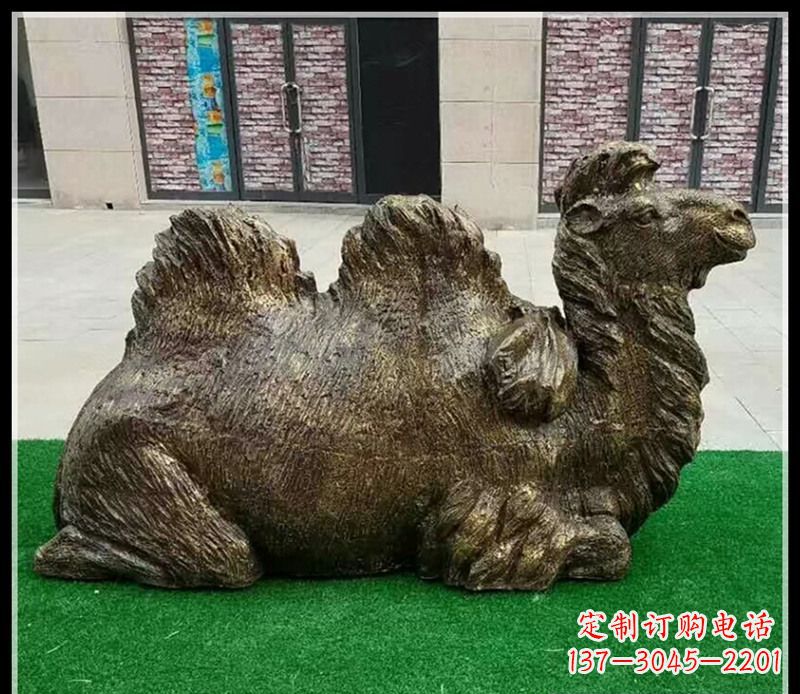 青海卧在草地的骆驼铜雕