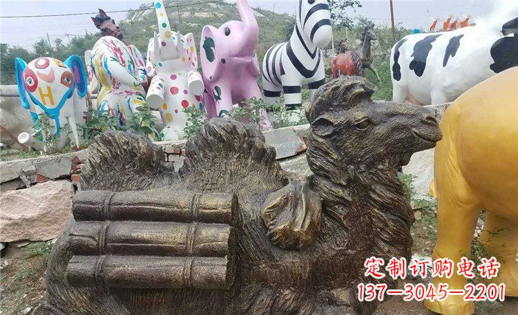 青海卧着的骆驼动物铜雕 (2)