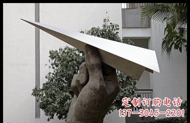 青海小区不锈钢手拿纸飞机雕塑