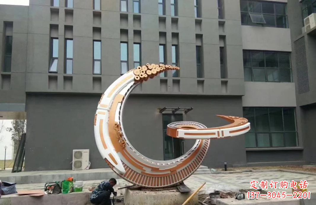 青海小区抽象不锈钢月亮雕塑