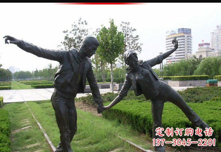青海走铁轨的情侣铜雕